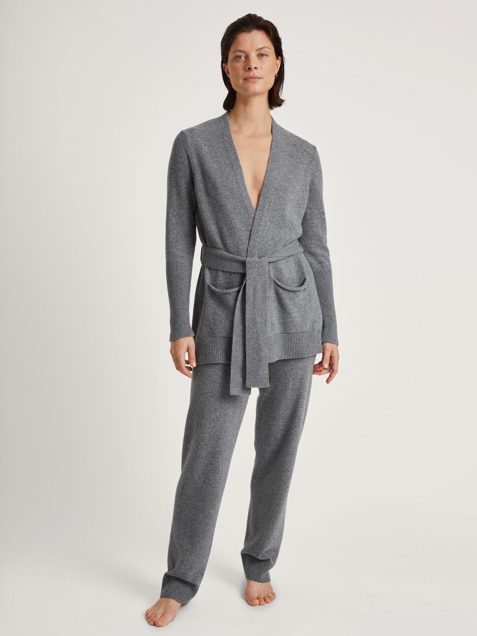 Damen-Model trägt Strickhose aus Merinowolle aus Wolle in Grau, Einfarbig aus Serie The Cosy Collection von CALIDA, Outfit