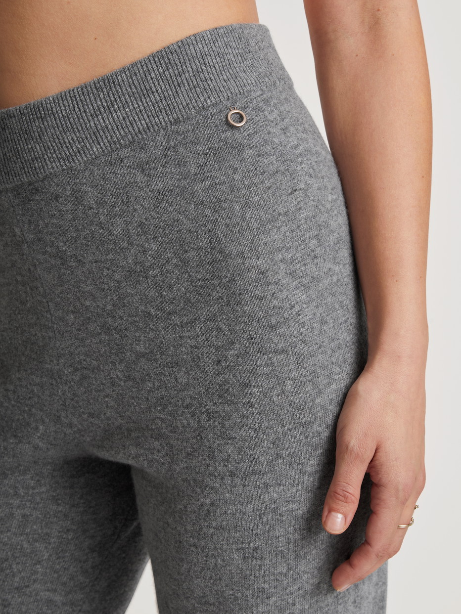 Damen-Model trägt Strickhose aus Merinowolle aus Wolle in Grau, Einfarbig aus Serie The Cosy Collection von CALIDA, Detail