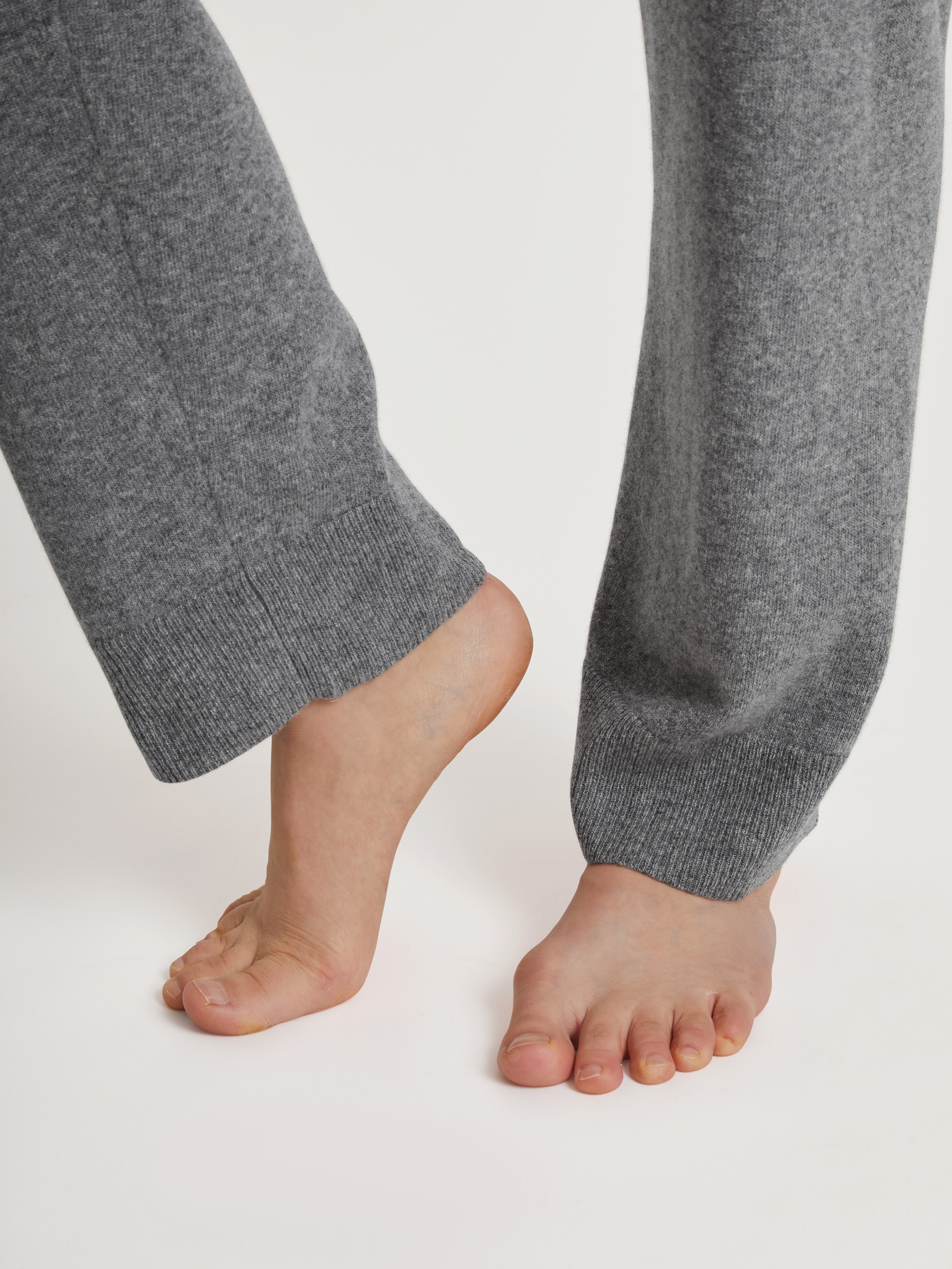 Damen-Model trägt Strickhose aus Merinowolle aus Wolle in Grau, Einfarbig aus Serie The Cosy Collection von CALIDA
