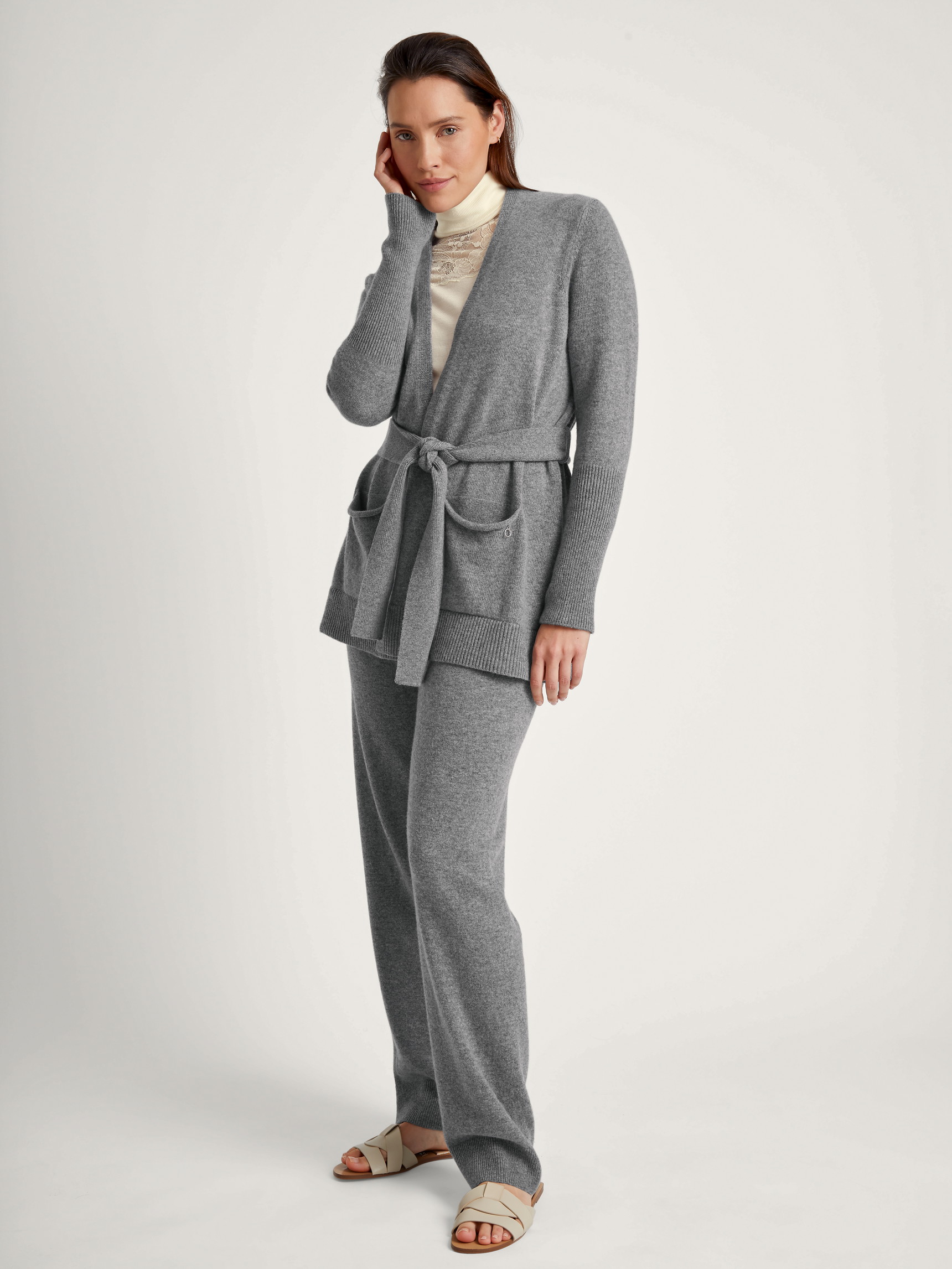 Damen-Model trägt Strickhose aus Merinowolle aus Wolle in Grau, Einfarbig aus Serie The Cosy Collection von CALIDA