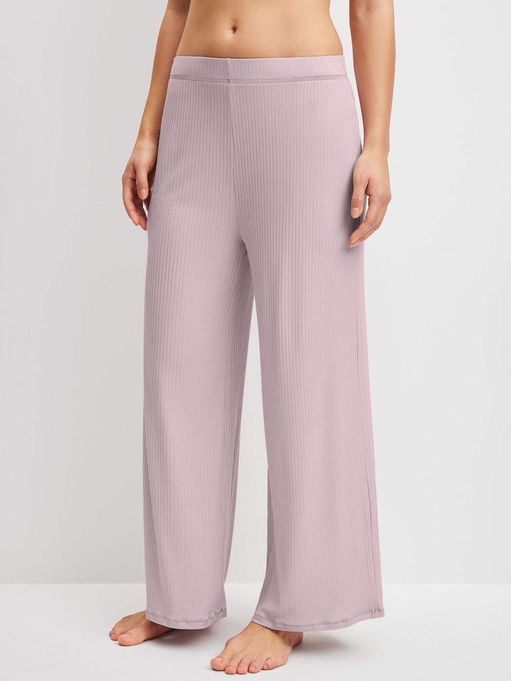 Damen-Model trägt Loungehose aus TENCEL™ Modal aus Modal in Violett, Einfarbig aus Serie Feminine Lounge von CALIDA, Vorderansicht