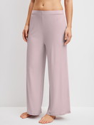 Damen-Model trägt Loungehose aus TENCEL™ Modal aus Modal in Violett, Einfarbig aus Serie Feminine Lounge von CALIDA, Vorderansicht