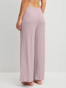 Damen-Model trägt Loungehose aus TENCEL™ Modal aus Modal in Violett, Einfarbig aus Serie Feminine Lounge von CALIDA, Rückansicht