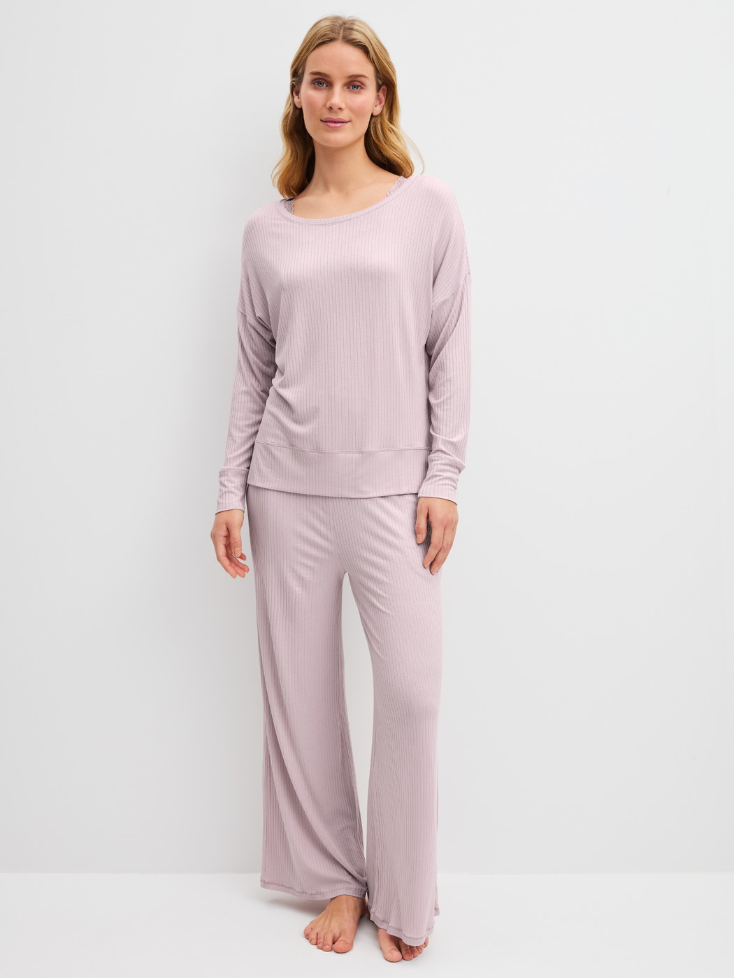 Damen-Model trägt Loungehose aus TENCEL™ Modal aus Modal in Violett, Einfarbig aus Serie Feminine Lounge von CALIDA, Outfit