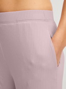Damen-Model trägt Loungehose aus TENCEL™ Modal aus Modal in Violett, Einfarbig aus Serie Feminine Lounge von CALIDA, Detail