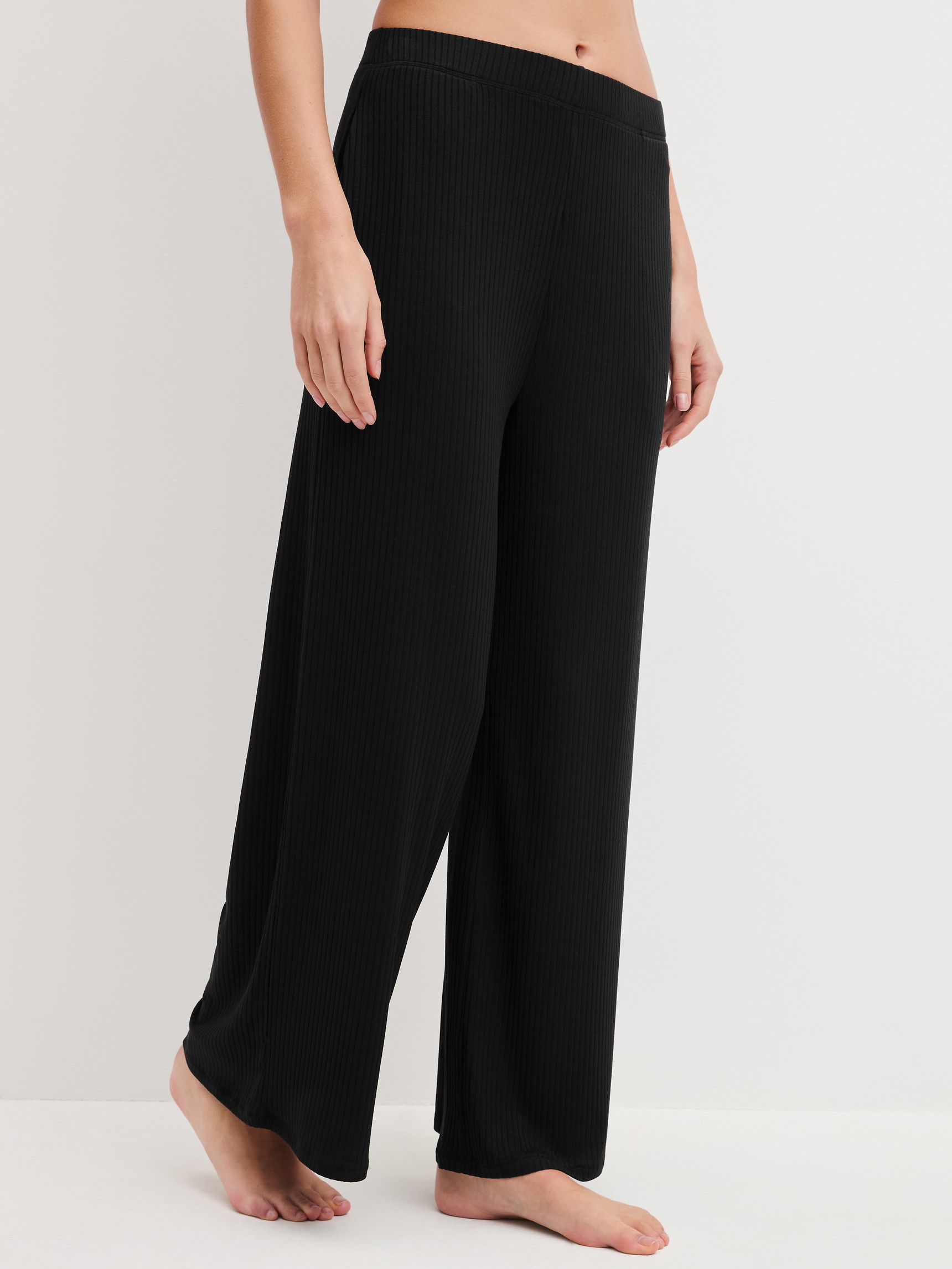 Damen-Model trägt Loungehose aus TENCEL™ Modal aus Modal in Schwarz, Einfarbig aus Serie Feminine Lounge von CALIDA, Vorderansicht