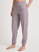 Damen-Model trägt Pants mit Bündchen aus 100% Baumwolle in Rosa, Motiv aus Serie Favourites Element von CALIDA, Vorderansicht