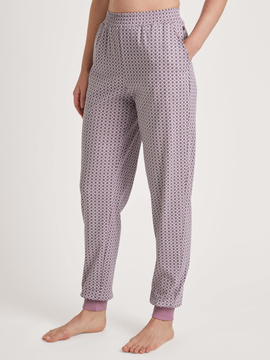 Damen-Model trägt Pants mit Bündchen aus 100% Baumwolle in Rosa, Motiv aus Serie Favourites Element von CALIDA, Vorderansicht