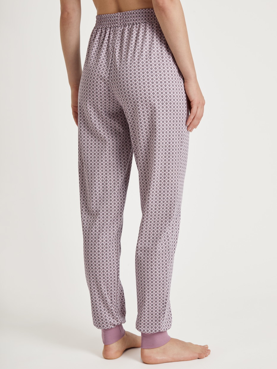 Damen-Model trägt Pants mit Bündchen aus 100% Baumwolle in Rosa, Motiv aus Serie Favourites Element von CALIDA, Rückansicht