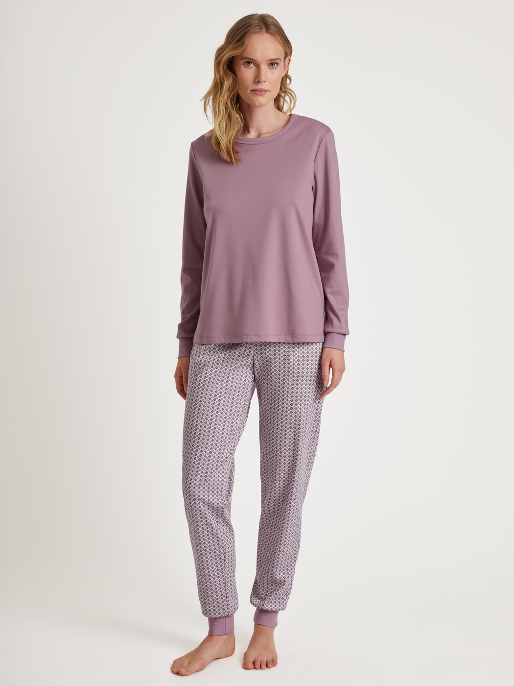 Damen-Model trägt Pants mit Bündchen aus 100% Baumwolle in Rosa, Motiv aus Serie Favourites Element von CALIDA, Outfit