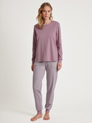 Damen-Model trägt Pants mit Bündchen aus 100% Baumwolle in Rosa, Motiv aus Serie Favourites Element von CALIDA, Outfit