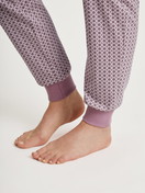 Damen-Model trägt Pants mit Bündchen aus 100% Baumwolle in Rosa, Motiv aus Serie Favourites Element von CALIDA