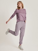 Damen-Model trägt Pants mit Bündchen aus 100% Baumwolle in Rosa, Motiv aus Serie Favourites Element von CALIDA