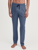La modella / Il modello Uomo indossa Pantaloni da notte con tasche in Cotone di colore Blu, Modello, della serie RMX Sleep Free di CALIDA, Vista frontale