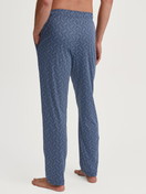 La modella / Il modello Uomo indossa Pantaloni da notte con tasche in Cotone di colore Blu, Modello, della serie RMX Sleep Free di CALIDA, Vista posteriore
