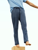 La modella / Il modello Uomo indossa Pantaloni da notte con tasche in Cotone di colore Blu, Modello, della serie RMX Sleep Free di CALIDA, Vista frontale