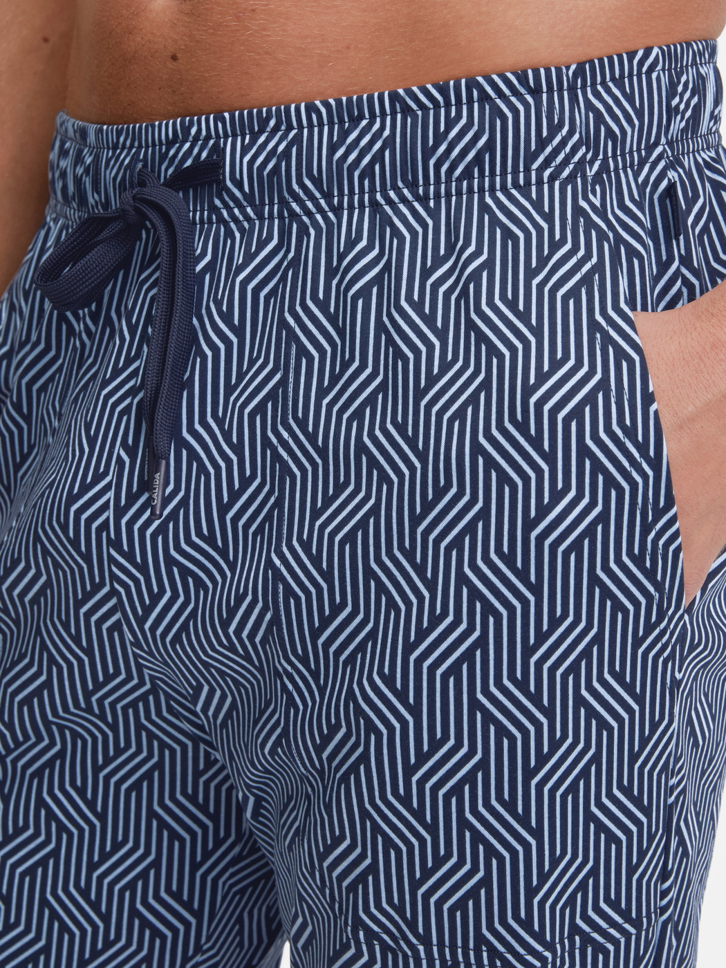 La modella / Il modello Uomo indossa Pantaloni da notte con tasche in Cotone di colore Blu, Modello, della serie RMX Sleep Free di CALIDA, Dettaglio