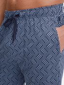 La modella / Il modello Uomo indossa Pantaloni da notte con tasche in Cotone di colore Blu, Modello, della serie RMX Sleep Free di CALIDA, Dettaglio