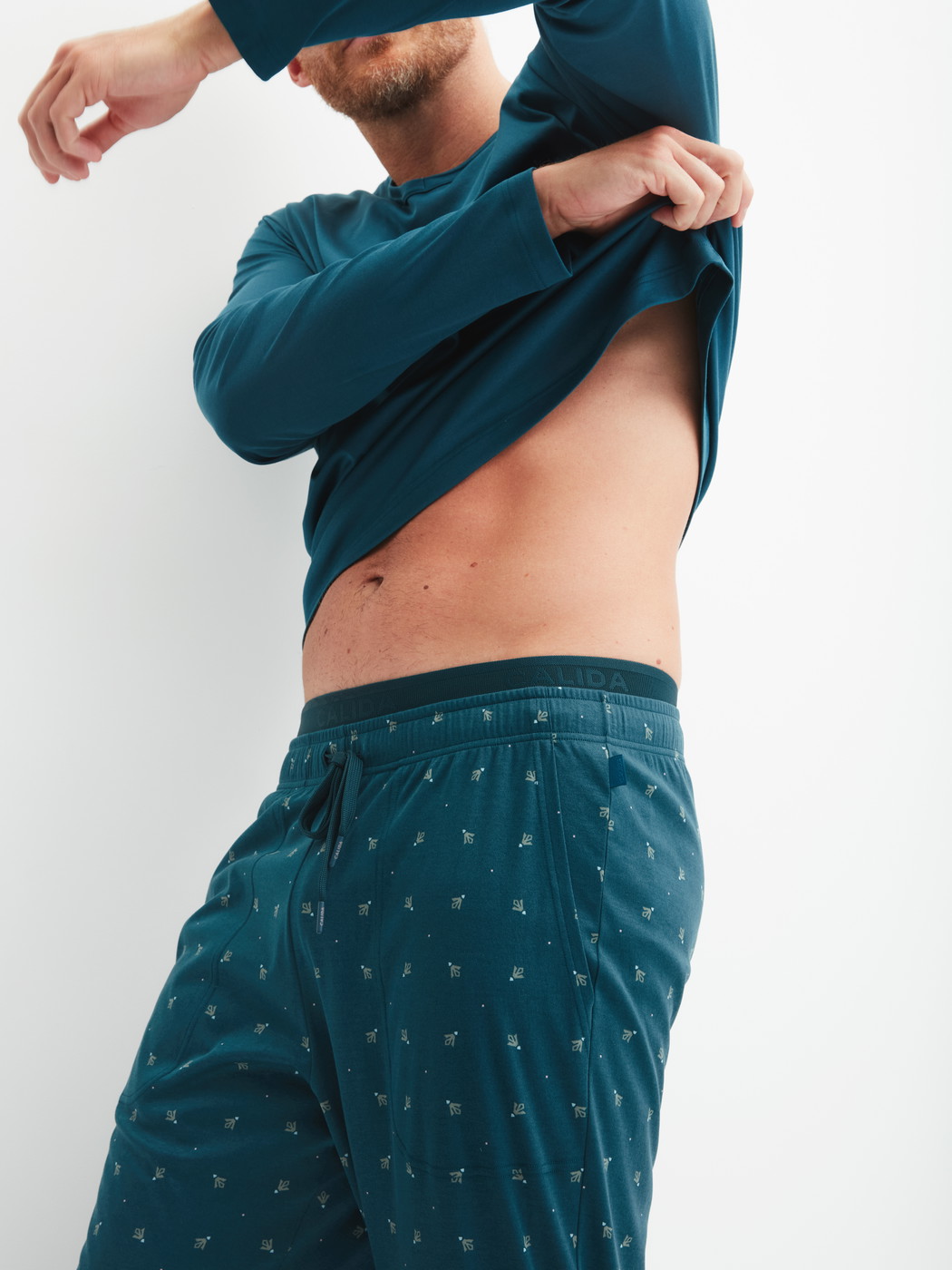 La modella / Il modello Uomo indossa Pantaloni da notte con tasche in Cotone di colore Turchese, Modello, della serie RMX Sleep Free di CALIDA, Immagine aggiuntiva