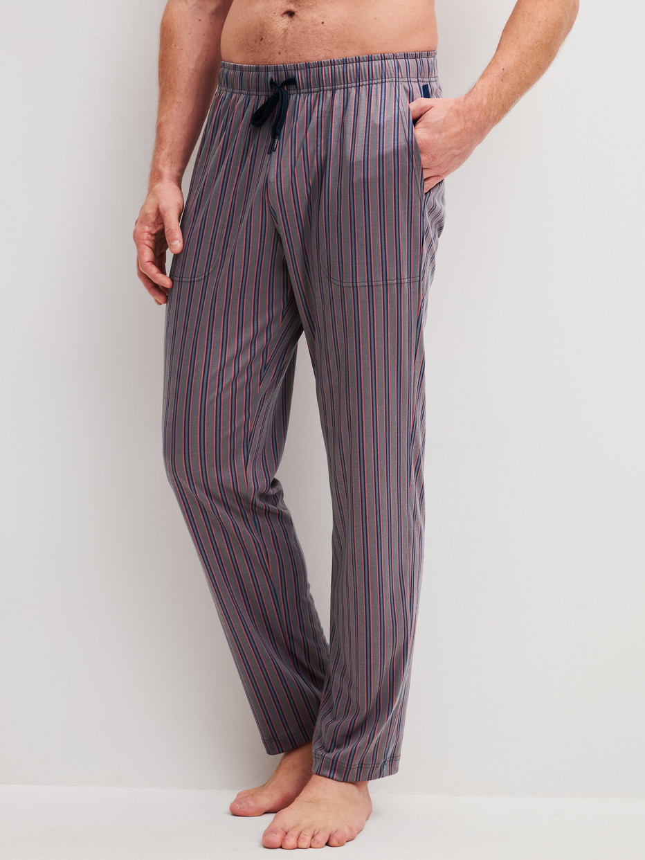 Herren-Model trägt Pyjamahose mit Seitentaschen aus Baumwolle in Braun, Gestreift aus Serie RMX Sleep Superlight von CALIDA, Vorderansicht