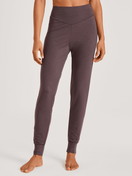 Damen-Model trägt Pyjamahose mit Bündchen aus Lyocell in Violett, Einfarbig aus Serie DSW Warming von CALIDA, Vorderansicht