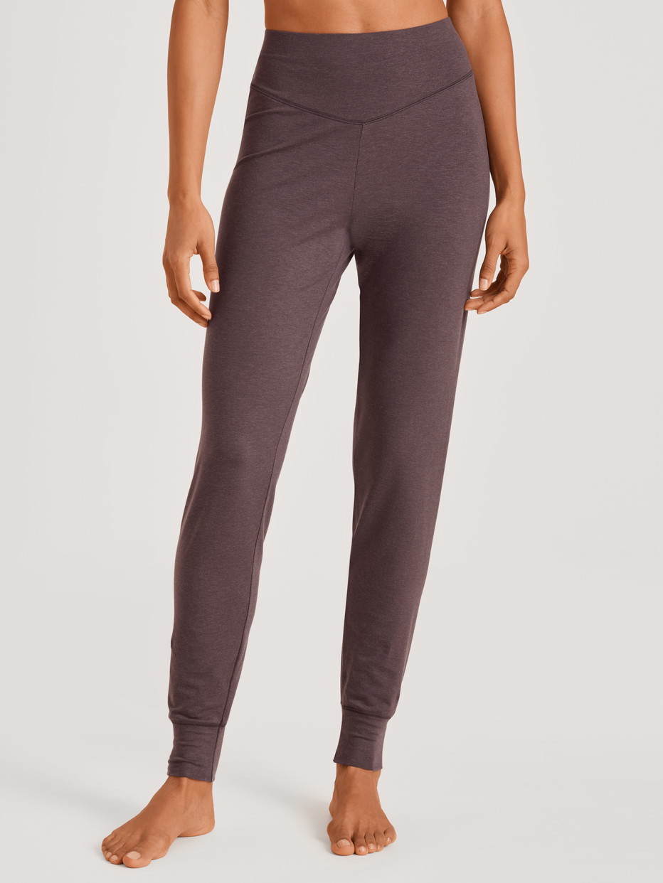 La modella / Il modello Donna indossa Pantaloni pigiama con polsini in Lyocell di colore Viola, Tinta unita, della serie DSW Warming di CALIDA, Vista frontale