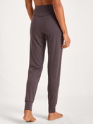 Damen-Model trägt Pyjamahose mit Bündchen aus Lyocell in Violett, Einfarbig aus Serie DSW Warming von CALIDA, Rückansicht