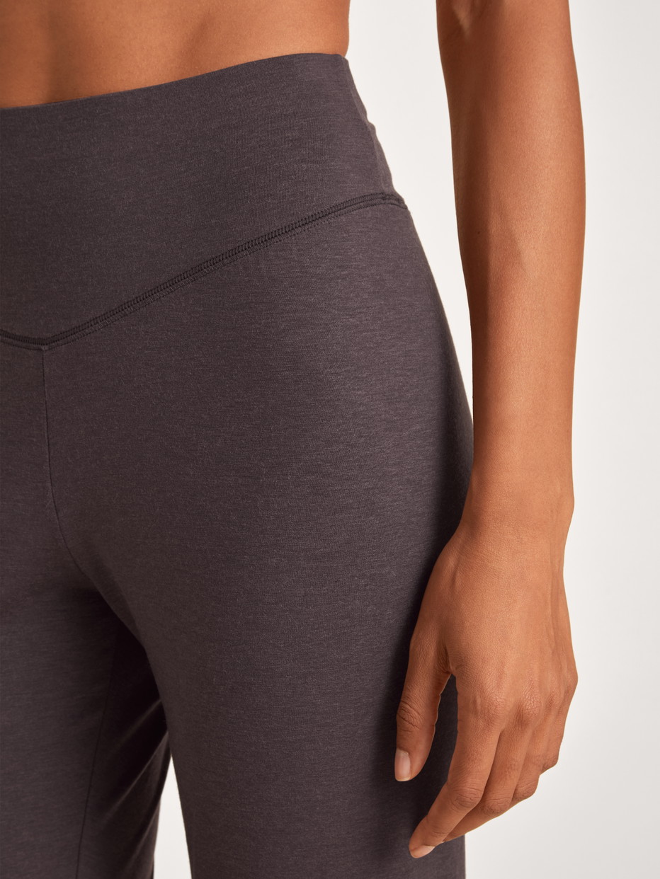 La modella / Il modello Donna indossa Pantaloni pigiama con polsini in Lyocell di colore Viola, Tinta unita, della serie DSW Warming di CALIDA, Dettaglio