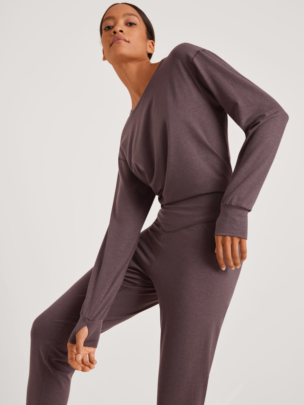 Damen-Model trägt Pyjamahose mit Bündchen aus Lyocell in Violett, Einfarbig aus Serie DSW Warming von CALIDA