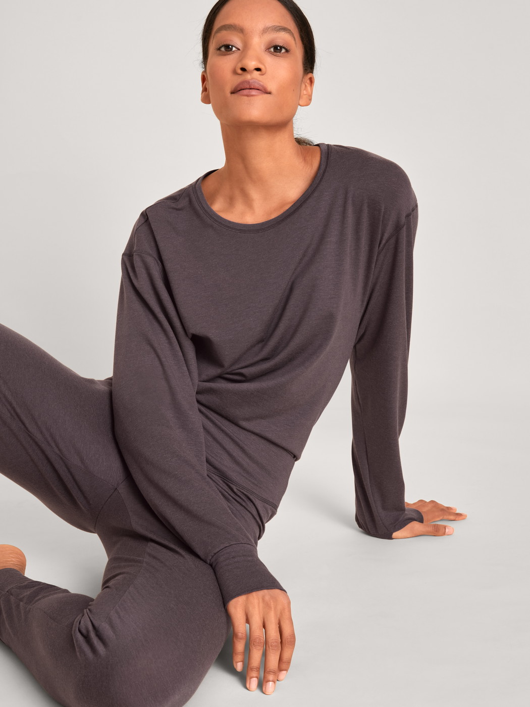 Damen-Model trägt Pyjamahose mit Bündchen aus Lyocell in Violett, Einfarbig aus Serie DSW Warming von CALIDA