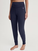 La modella / Il modello Donna indossa Pantaloni pigiama con polsini in Lyocell di colore Blu, Tinta unita, della serie DSW Warming di CALIDA, Vista frontale