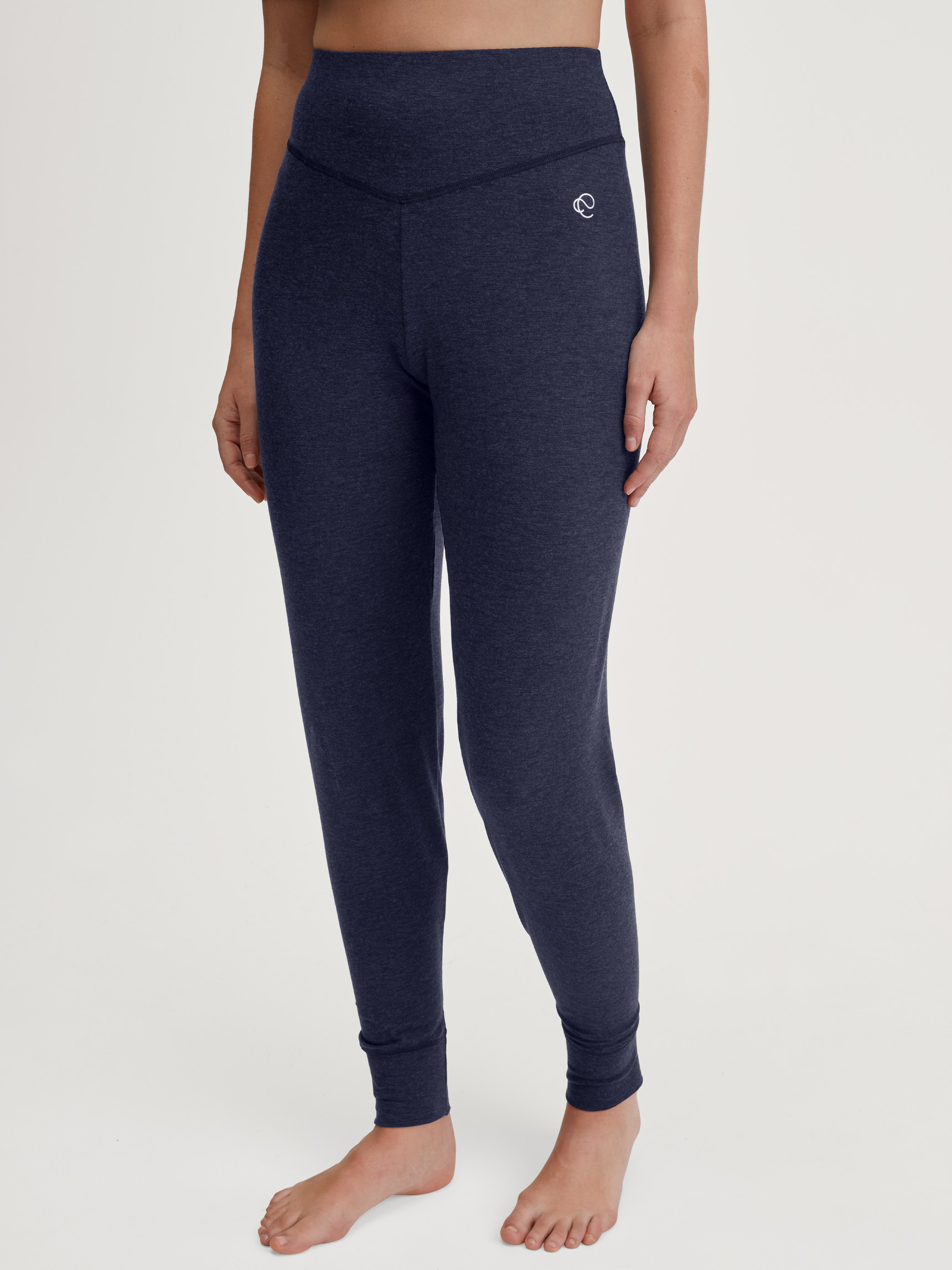 La modella / Il modello Donna indossa Pantaloni pigiama con polsini in Lyocell di colore Blu, Tinta unita, della serie DSW Warming di CALIDA, Vista frontale