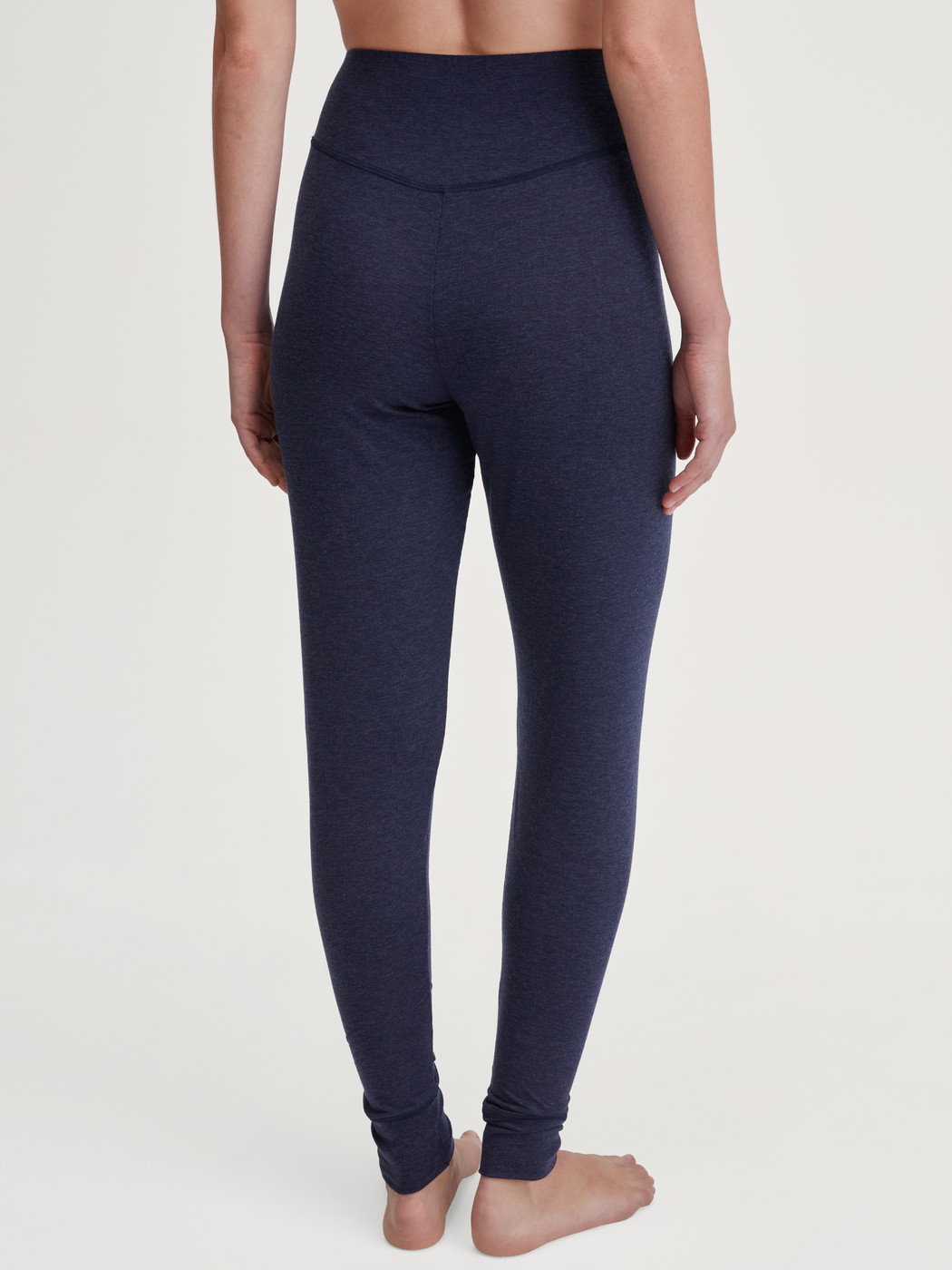 La modella / Il modello Donna indossa Pantaloni pigiama con polsini in Lyocell di colore Blu, Tinta unita, della serie DSW Warming di CALIDA, Vista posteriore