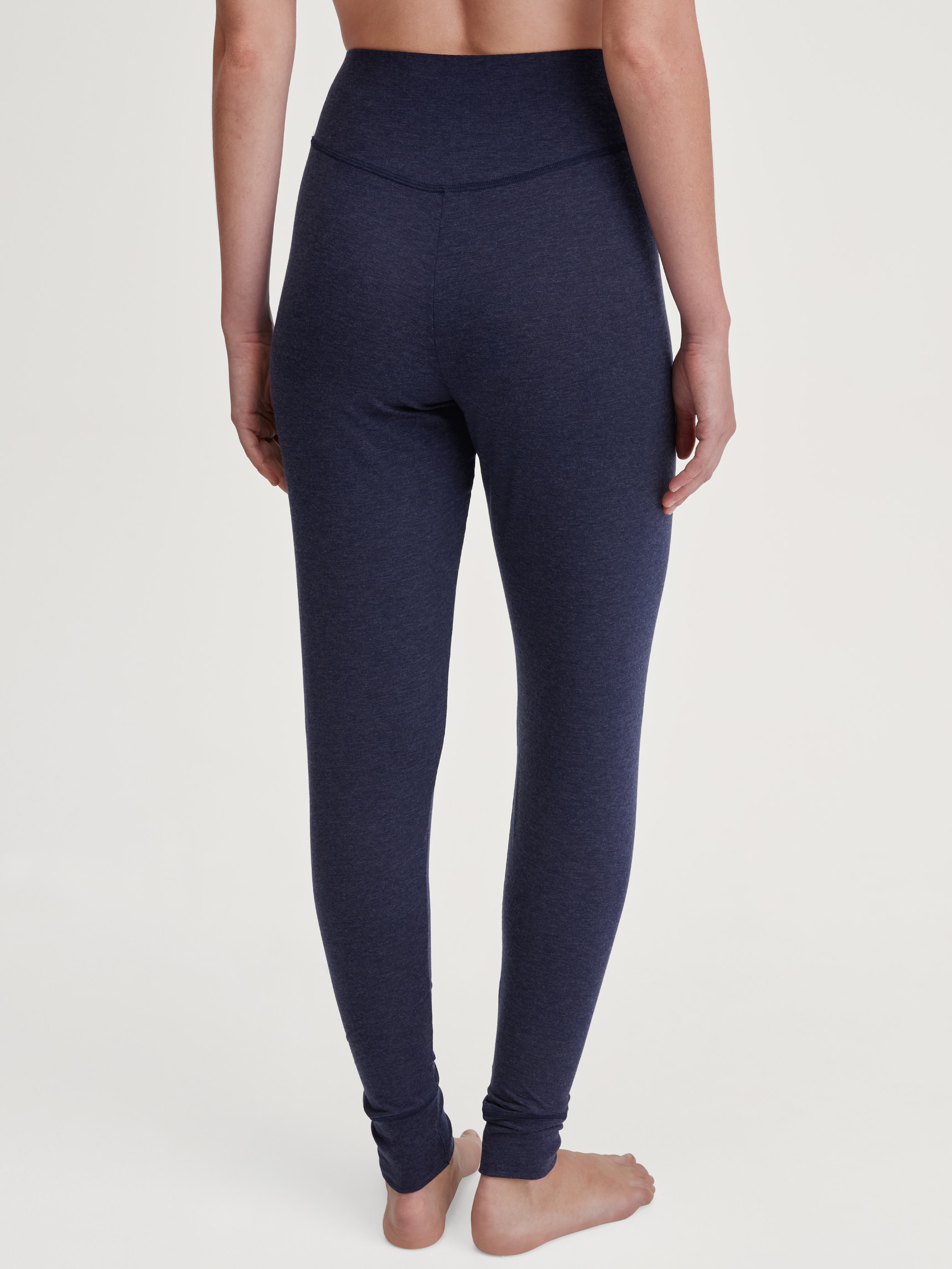 La modella / Il modello Donna indossa Pantaloni pigiama con polsini in Lyocell di colore Blu, Tinta unita, della serie DSW Warming di CALIDA, Vista posteriore