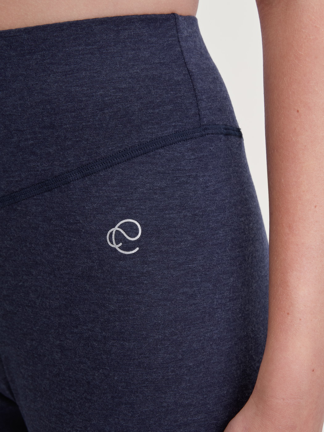 La modella / Il modello Donna indossa Pantaloni pigiama con polsini in Lyocell di colore Blu, Tinta unita, della serie DSW Warming di CALIDA, Dettaglio