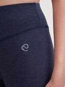La modella / Il modello Donna indossa Pantaloni pigiama con polsini in Lyocell di colore Blu, Tinta unita, della serie DSW Warming di CALIDA, Dettaglio