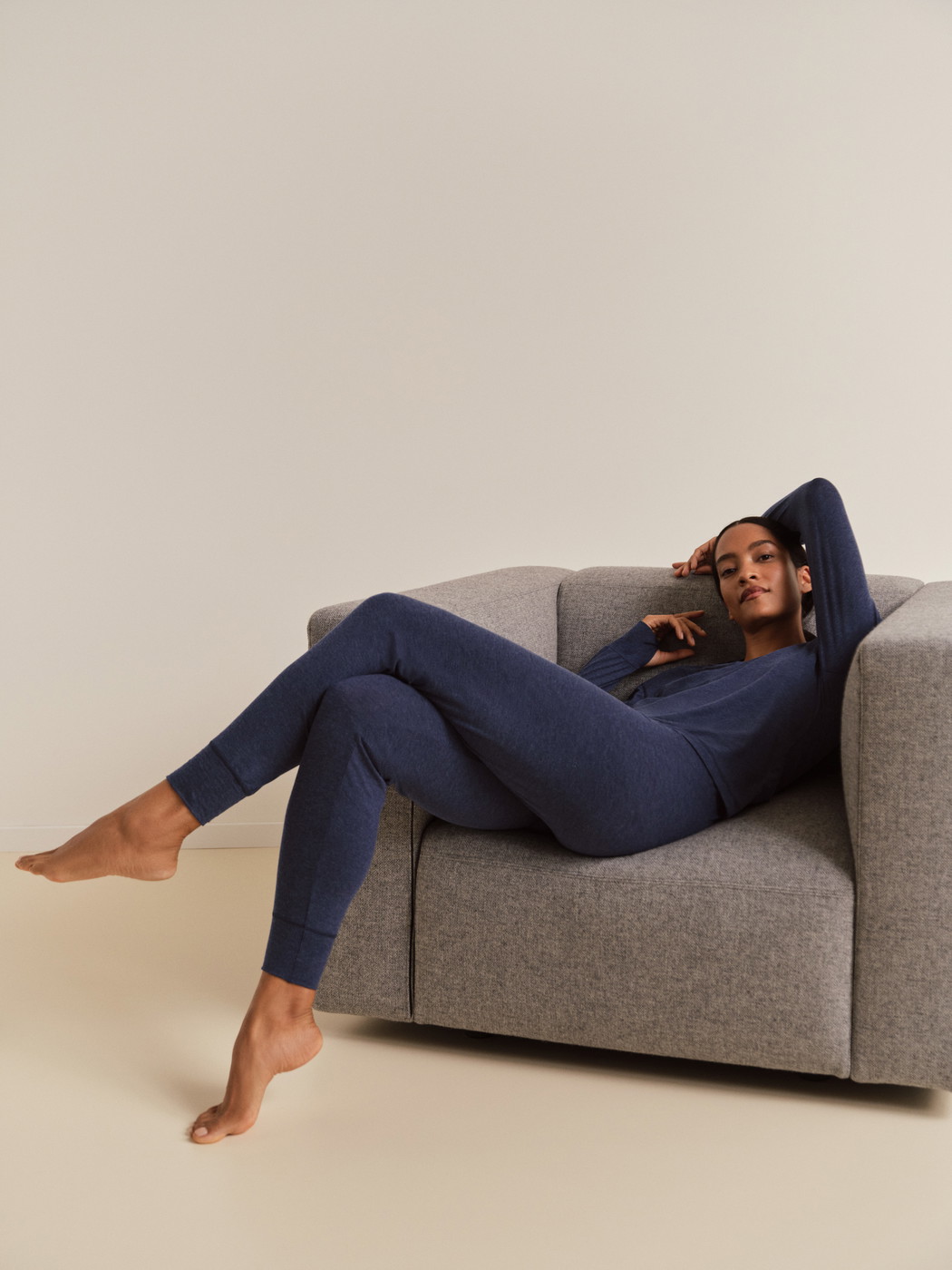 La modella / Il modello Donna indossa Pantaloni pigiama con polsini in Lyocell di colore Blu, Tinta unita, della serie DSW Warming di CALIDA, Immagine aggiuntiva