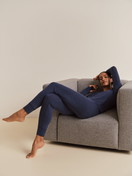 La modella / Il modello Donna indossa Pantaloni pigiama con polsini in Lyocell di colore Blu, Tinta unita, della serie DSW Warming di CALIDA, Immagine aggiuntiva