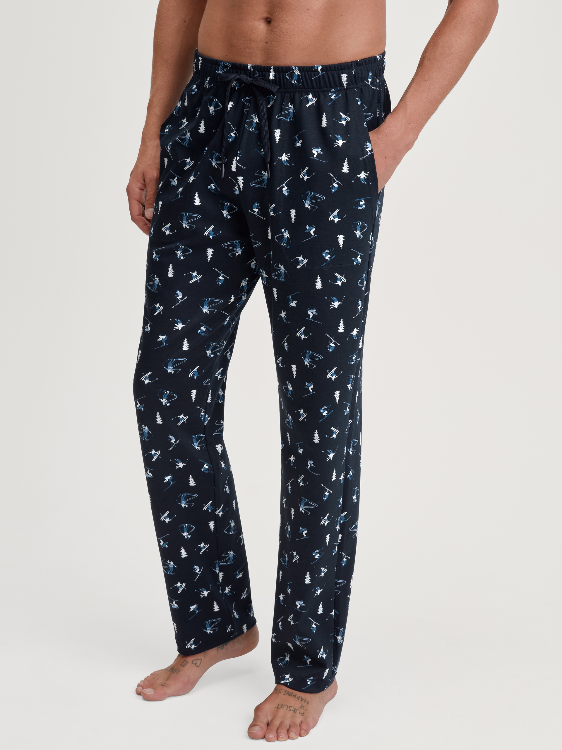 Herren-Model trägt Pyjamahose mit Seitentaschen aus 100% Baumwolle in Blau, Gemustert aus Serie RMX Ski Resort von CALIDA, Vorderansicht