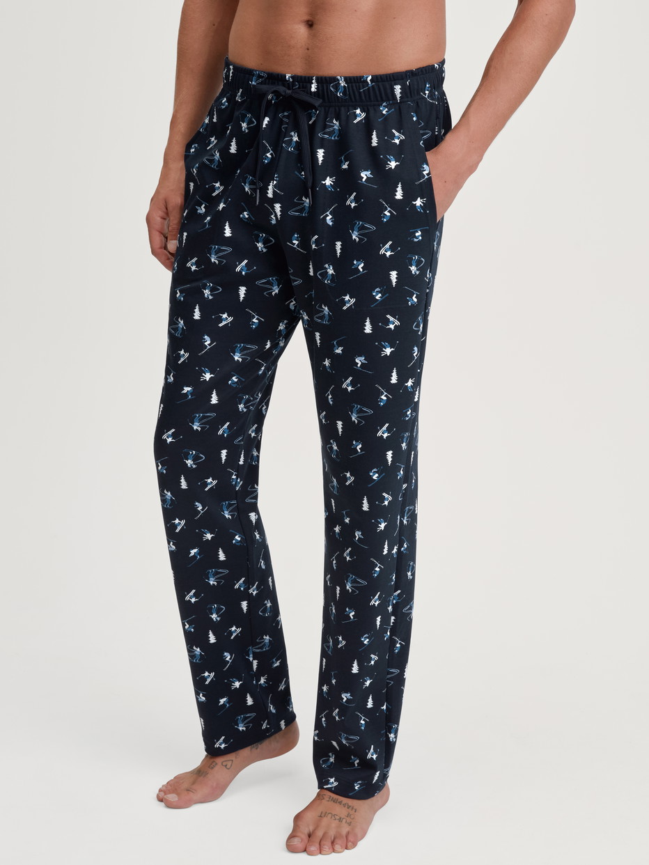Herren-Model trägt Pyjamahose mit Seitentaschen aus 100% Baumwolle in Blau, Gemustert aus Serie RMX Ski Resort von CALIDA, Vorderansicht