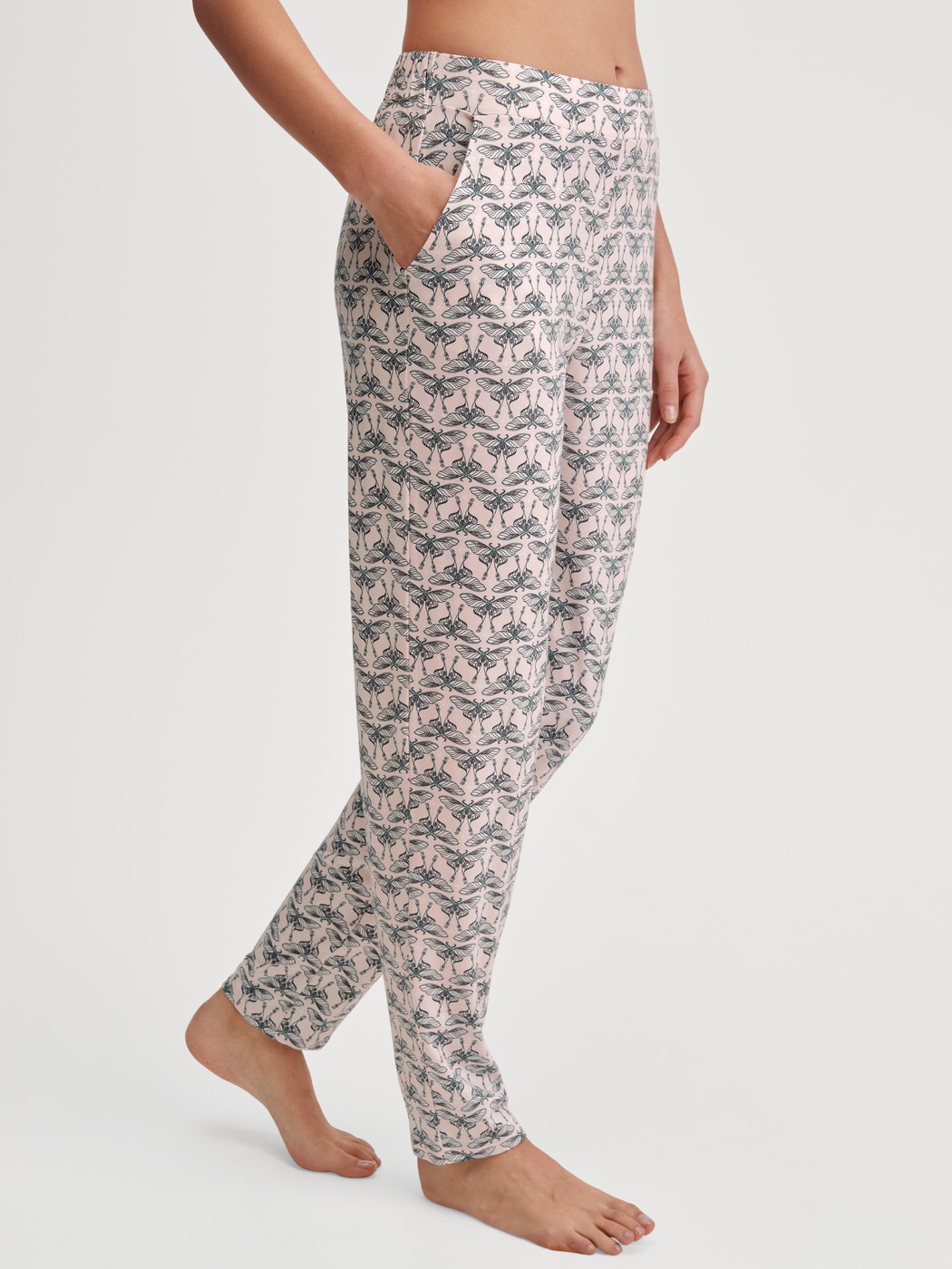 Damen-Model trägt Loungehose mit Seitentaschen aus Modal in Rosa, Gemustert aus Serie Favourites Seduction von CALIDA, Vorderansicht