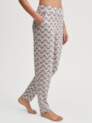Damen-Model trägt Loungehose mit Seitentaschen aus Modal in Rosa, Gemustert aus Serie Favourites Seduction von CALIDA, Vorderansicht