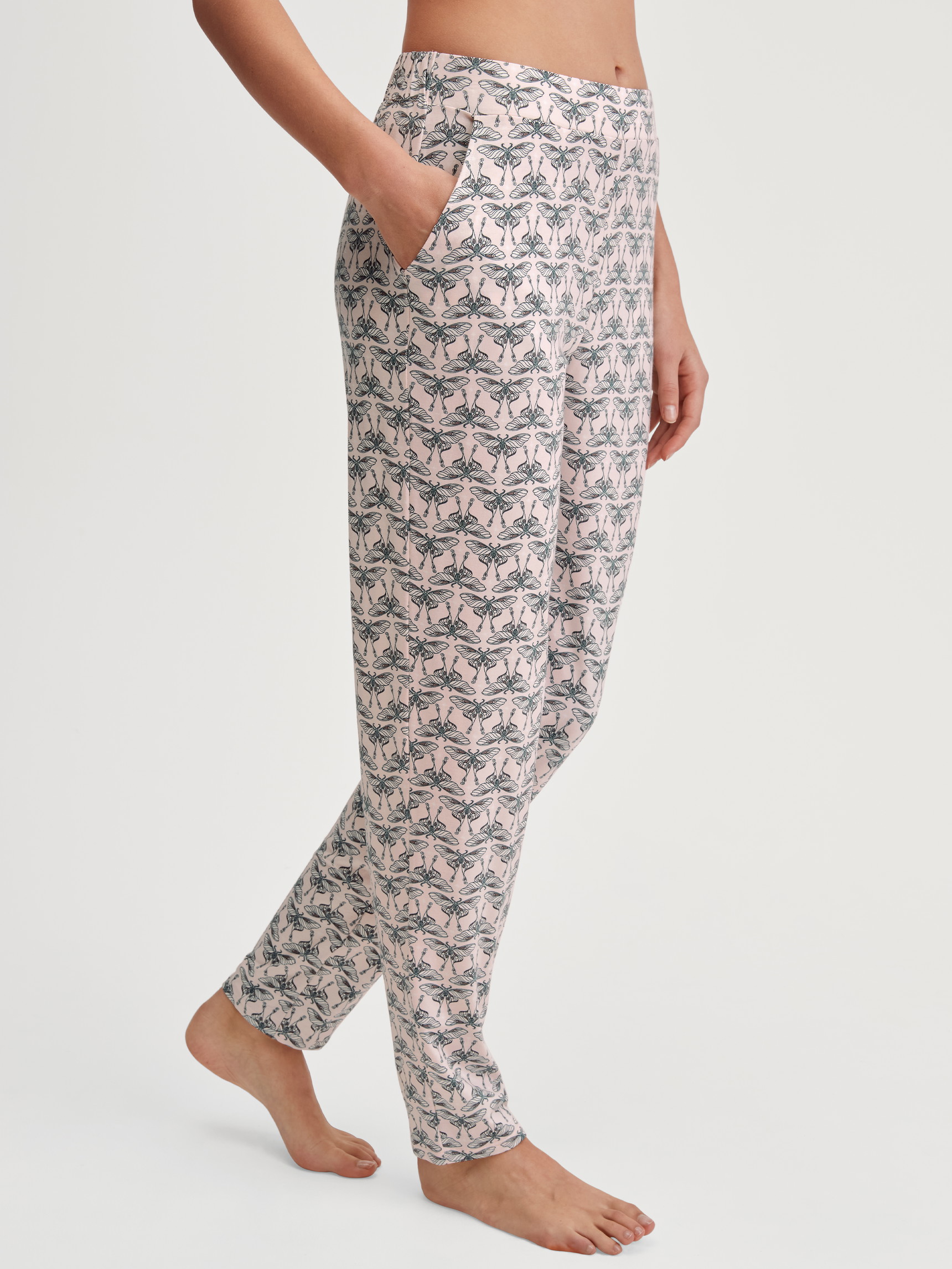 Damen-Model trägt Loungehose mit Seitentaschen aus Modal in Rosa, Gemustert aus Serie Favourites Seduction von CALIDA, Vorderansicht