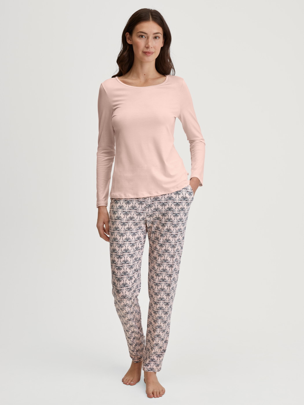 Damen-Model trägt Loungehose mit Seitentaschen aus Modal in Rosa, Gemustert aus Serie Favourites Seduction von CALIDA, Outfit