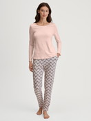 Damen-Model trägt Loungehose mit Seitentaschen aus Modal in Rosa, Gemustert aus Serie Favourites Seduction von CALIDA, Outfit