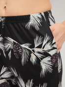 Damen-Model trägt Pyjamahose mit Seitentaschen aus Modal in Schwarz, Floral aus Serie Glimmer M&M von CALIDA, Detail