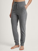 Le mannequin Femme porte le/la Pantalon en tricot avec bord-côte en laine mérinos en Laine de couleur Gris, Unicolore, de la série The Cosy Collection de CALIDA, Vue de face