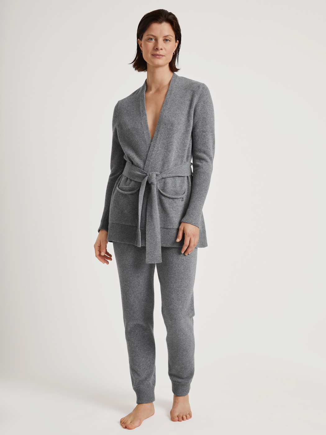 Le mannequin Femme porte le/la Pantalon en tricot avec bord-côte en laine mérinos en Laine de couleur Gris, Unicolore, de la série The Cosy Collection de CALIDA, Tenue