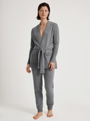 Le mannequin Femme porte le/la Pantalon en tricot avec bord-côte en laine mérinos en Laine de couleur Gris, Unicolore, de la série The Cosy Collection de CALIDA, Tenue