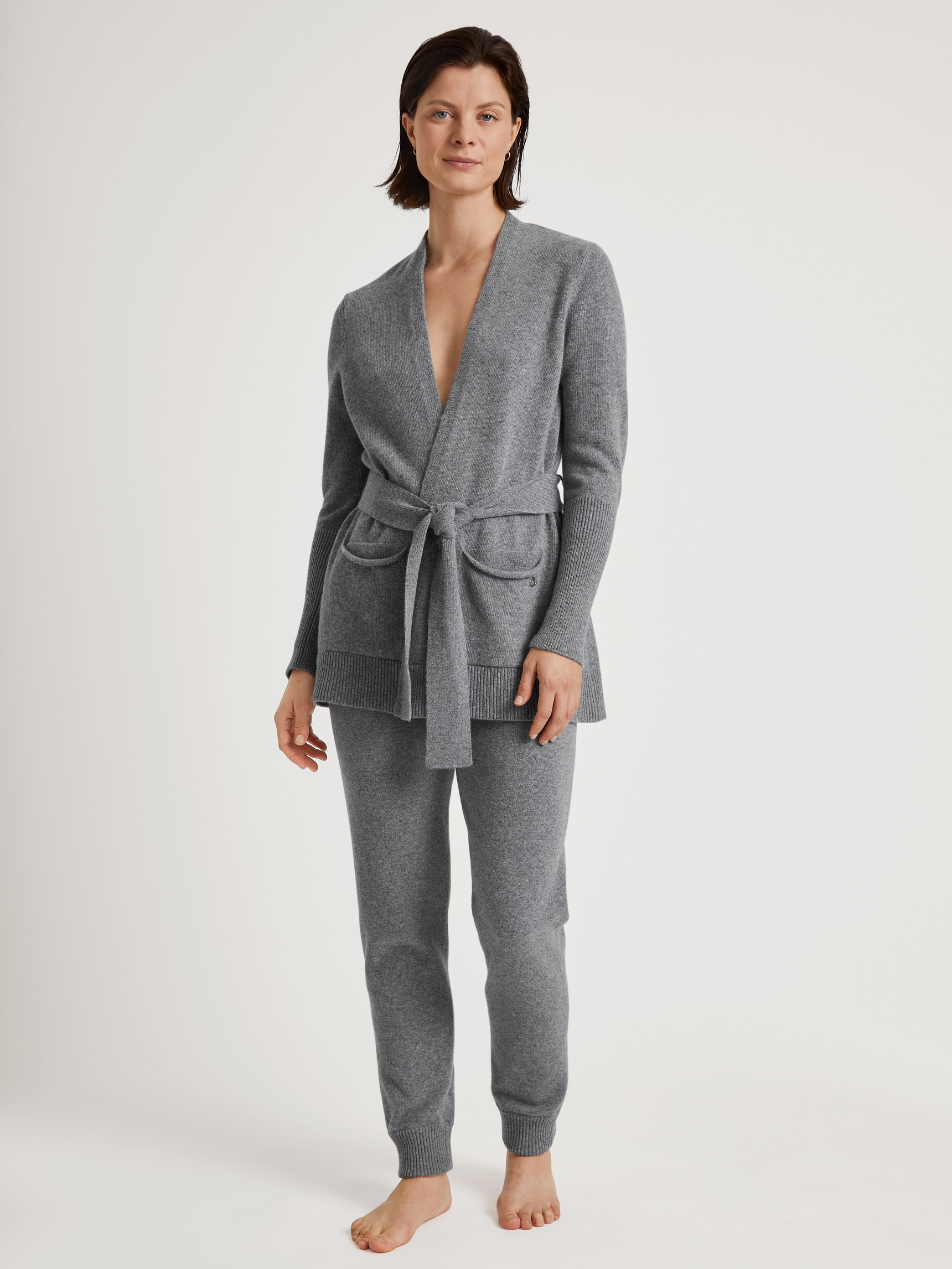 Damen-Model trägt Strickhose mit Bündchen aus Merinowolle aus Wolle in Grau, Einfarbig aus Serie The Cosy Collection von CALIDA, Outfit